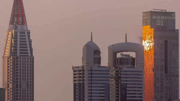 Σειρά Των Ψηλών Κτιρίων Κατά Ηλιοβασίλεμα Γύρω Από Sheikh Zayed — Φωτογραφία Αρχείου