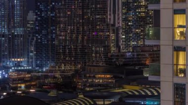 Dubai, Birleşik Arap Emirlikleri 'nde gece balkonlarında restoranları olan bir alışveriş merkezi.