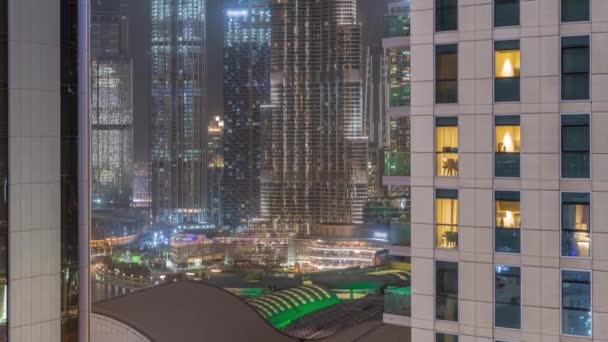 Köpcentrum exteriör med reastaurants på balkonger natt timelapse i Dubai, Förenade Arabemiraten — Stockvideo