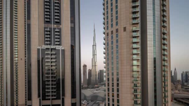 Die höchsten Wolkenkratzer in der Innenstadt Dubais an der Bouleward Street in der Nähe des Einkaufszentrums - Antenne Nacht zu Tag Zeitraffer. — Stockvideo