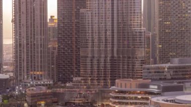 Dubai, Birleşik Arap Emirlikleri 'nde gece gündüz restoranları olan bir alışveriş merkezi.