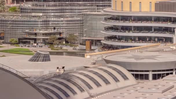 Centro comercial exterior con timelapse reastaurants en Dubai, Emiratos Árabes Unidos — Vídeos de Stock