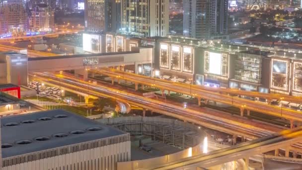 Üst geçitteki karayolu trafiği köprü altında Dubai 'deki alışveriş merkezinin yakınında. — Stok video
