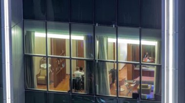 Kuaför salonu gece zaman ayarlı gökdelenin aydınlık penceresinden hava görüntüsü.