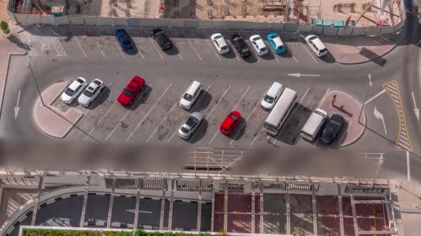Estacionamiento vista superior con muchos coches moviéndose dentro y fuera timelapse. — Vídeo de stock