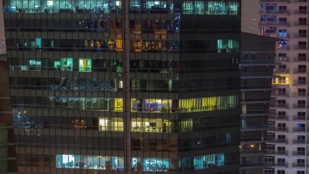 Ventanas iluminadas por la noche en edificios de oficinas modernos timelapse. — Vídeo de stock