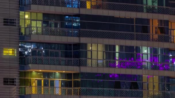 Fönster belysta på natten i moderna glas byggnad timelapse. — Stockvideo