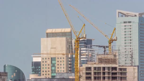 Grúas que trabajan en obras del sitio de restricción de nuevos rascacielos timelapse — Vídeo de stock