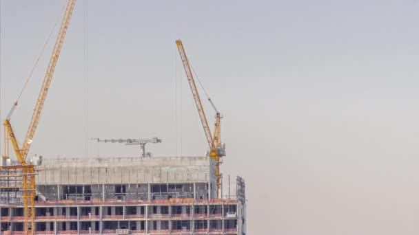Grúas que trabajan en obras del sitio de restricción de nuevo rascacielos timelapse — Vídeo de stock