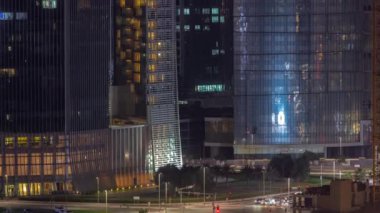 Dubai iş sahası bölgesi ofis gökdelenleri ve yol kavşağında trafik gece vakti.