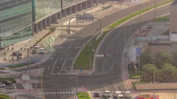 ドバイビジネスベイ地区の道路交差点でのブッシートラフィック空中タイムラプス, UAE — ストック動画