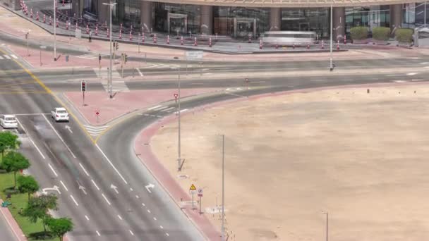 ドバイビジネスベイ地区の道路交差点でのブッシートラフィック空中タイムラプス, UAE — ストック動画