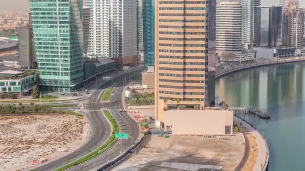 Dubajská obchodní oblast s kancelářskými mrakodrapy a dopravou na křižovatce vzdušného času. — Stock video