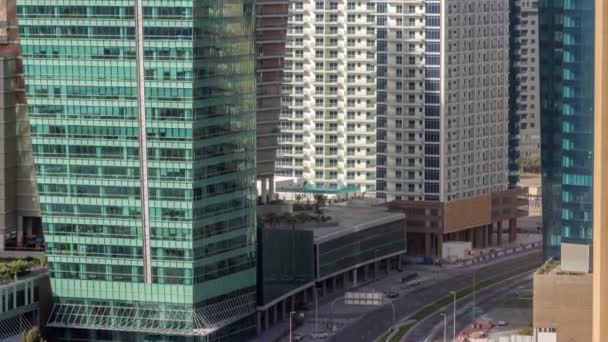 オフィス高層ビルや道路の交差点空中タイムラプス上のトラフィックを持つドバイビジネスベイ地区. — ストック動画