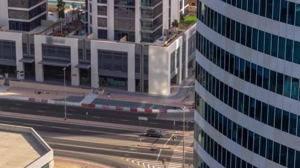 Ofis gökdelenleri ve yol kavşağında trafiği olan Dubai iş hangarı bölgesi.. — Stok video