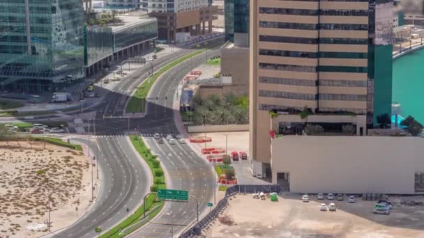 Dubai business bay district met kantoor wolkenkrabbers en het verkeer op de weg kruising antenne de hele dag timelapse. — Stockvideo