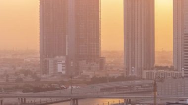 Dubai İş Körfezi 'nin şehir manzarası gökdelenleri. Su kanalları hava zaman ayarlı..