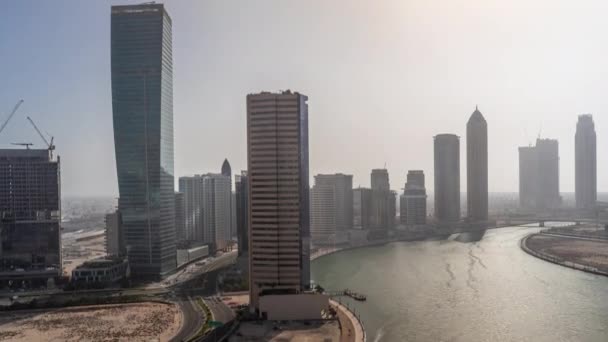 Rascacielos Cityscape de Dubai Business Bay con timelapse aéreo del canal de agua. — Vídeos de Stock