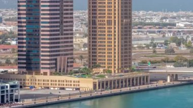 Dubai İş Körfezi 'nin şehir manzarası gökdelenleri. Su kanalları hava zaman ayarlı..