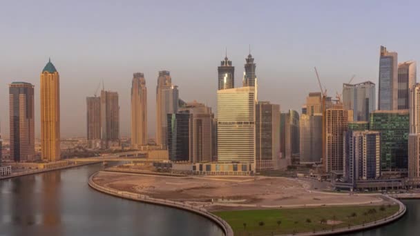 Rascacielos Cityscape de Dubai Business Bay con timelapse aéreo del canal de agua. — Vídeos de Stock