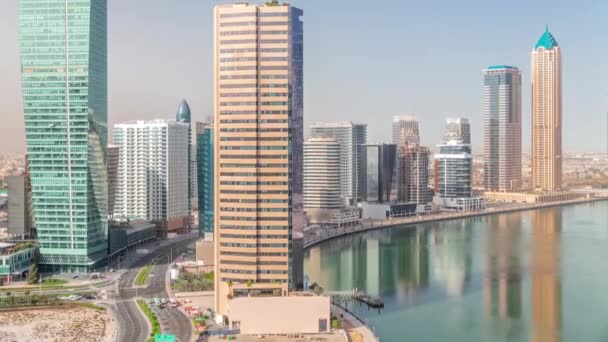 Rascacielos Cityscape de Dubai Business Bay con timelapse aéreo del canal de agua. — Vídeos de Stock