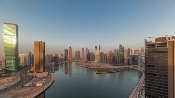 Stadsgezicht wolkenkrabbers van Dubai Business Bay met water kanaal luchtfoto timelapse. — Stockvideo
