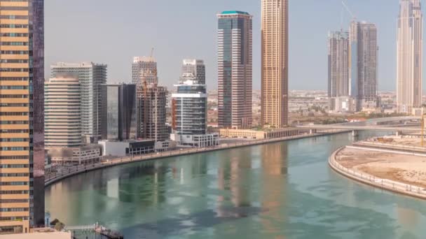 Pencakar langit Cityscape dari Dubai Business Bay dengan saluran air tiLapse. — Stok Video