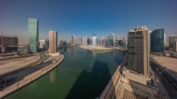 Rascacielos Cityscape de Dubai Business Bay con timelapse aéreo del canal de agua. — Vídeos de Stock