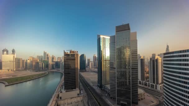 Ουρανοξύστες του Cityscape του Dubai Business Bay με εναέρια timelapse κανάλι νερού. — Αρχείο Βίντεο