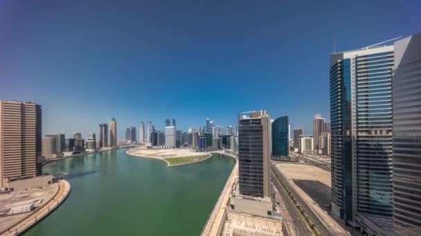 Rascacielos Cityscape de Dubai Business Bay con timelapse aéreo del canal de agua. — Vídeo de stock