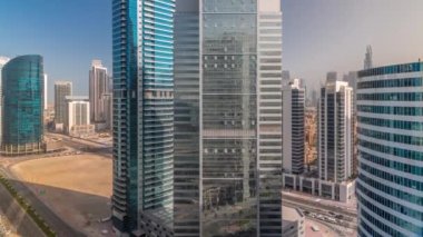 Dubai İş Körfezi 'nin şehir manzarası gökdelenleri. Su kanalları hava zaman ayarlı..