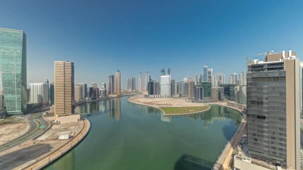 Stadtbild-Wolkenkratzer der Dubai Business Bay mit Wasserkanal-Antenne im Zeitraffer. — Stockvideo