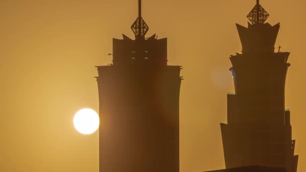Sonnenuntergang Stadtbild von Wolkenkratzern in Dubai Business Bay Luftaufnahme — Stockvideo