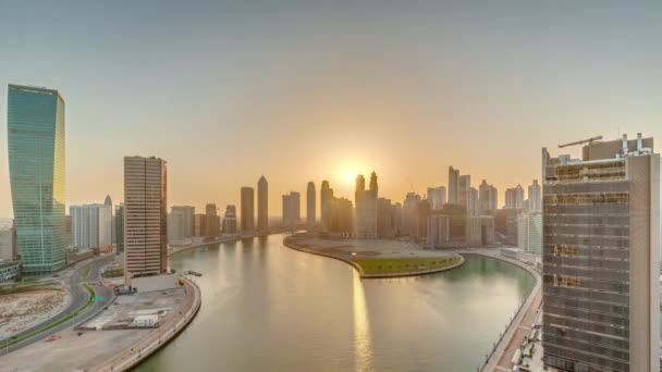 Paisaje urbano al atardecer de rascacielos en Dubai Business Bay con timelapse aéreo del canal de agua — Vídeos de Stock