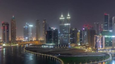 Dubai İş Koyu 'ndaki gökdelenlerin şehir manzarası. Bütün gece su kanalları antenli.