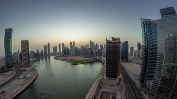 Stadslandschap panorama van wolkenkrabbers in Dubai Business Bay met water kanaal antenne dag tot nacht timelapse — Stockvideo