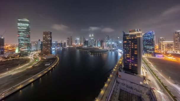 Cityscape mrakodrapů v Dubaji Business Bay s vodní kanál letecké noci timelapse — Stock video