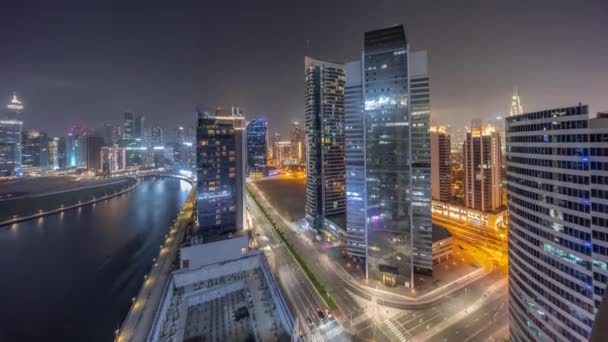 Cityscape mrakodrapů v Dubaji Business Bay s vodní kanál letecké noci timelapse — Stock video