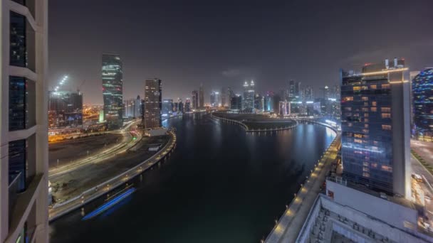 Cityscape mrakodrapů v Dubaji Business Bay s vodní kanál letecké noci timelapse — Stock video