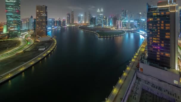 迪拜商务湾摩天大楼的城市景观与水渠空中夜游 — 图库视频影像