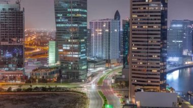 Dubai İş Koyu 'ndaki gökdelenlerin şehir manzarası. Su kanalı hava gece zaman ayarlı.