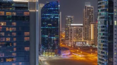 Dubai Business Bay hava sahasındaki gökdelenlerin şehir manzarası.