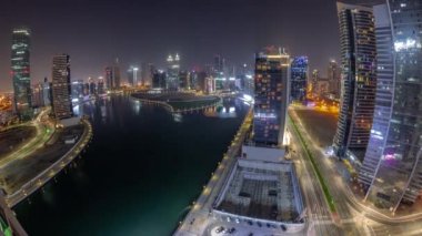 Dubai Business Bay 'deki gökdelenlerin şehir manzarası. Su kanalı antenli, tüm gece zaman ayarlı.