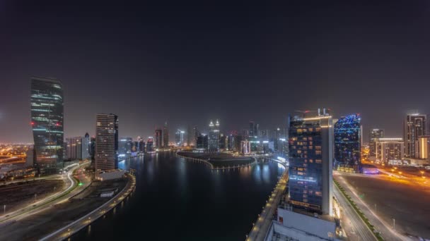 Stadsbild av skyskrapor i Dubai Business Bay med vatten kanal antenn hela natten timelapse — Stockvideo