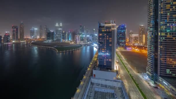 迪拜商务湾摩天大楼的城市景观与水渠空中夜游 — 图库视频影像