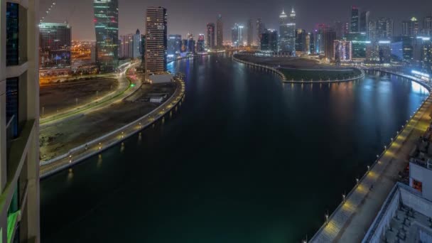迪拜商务湾摩天大楼的城市景观与水渠空中夜游 — 图库视频影像