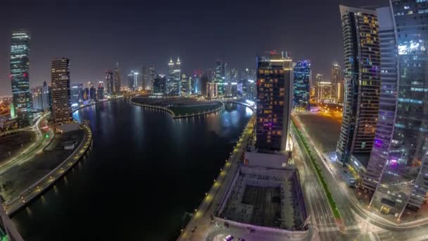 Panorama miasta drapacze chmur w Dubaju Business Bay z kanałem wodnym antenowa noc timelapse — Wideo stockowe