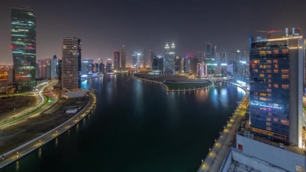 Paesaggio urbano di grattacieli a Dubai Business Bay con acqua canale aereo tutta la notte timelapse — Video Stock
