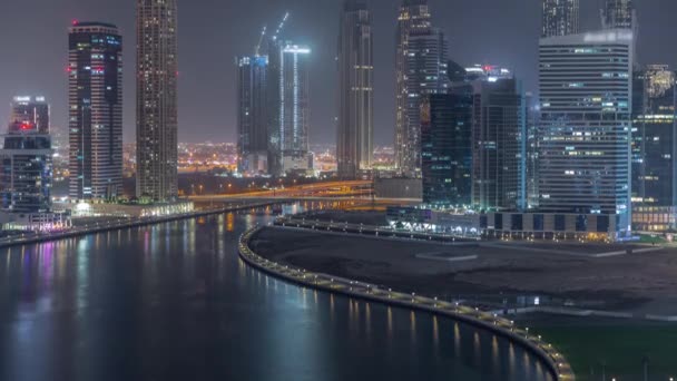 Cityscape mrakodrapů v Dubaji Business Bay s vodní kanál letecké noci timelapse — Stock video