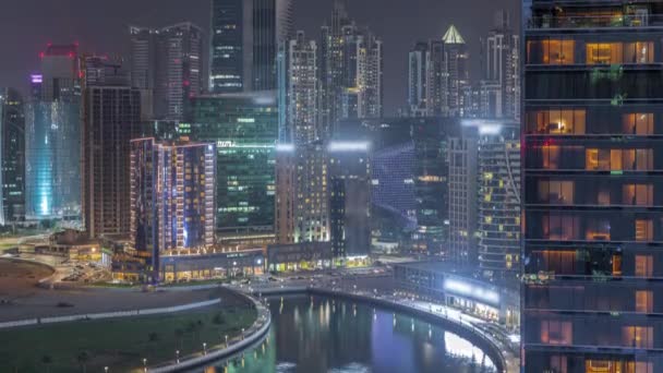 Krajobraz miejski drapaczy chmur w Dubai Business Bay z kanałem wodnym antenowa noc timelapse — Wideo stockowe